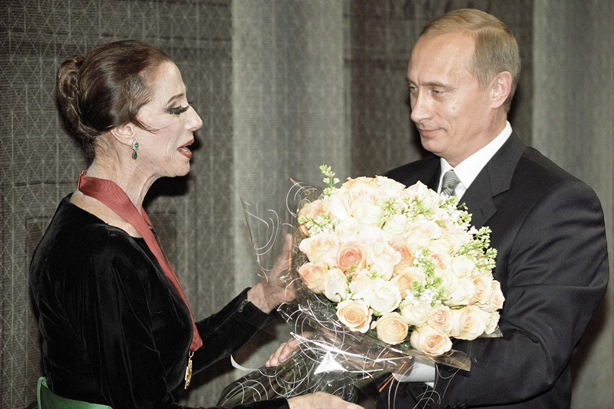 Владимир Путин поздравляет Майю Плисецкую с 75-летием и вручает ей орден «За заслуги перед Отечеством« II степени, 2000 год