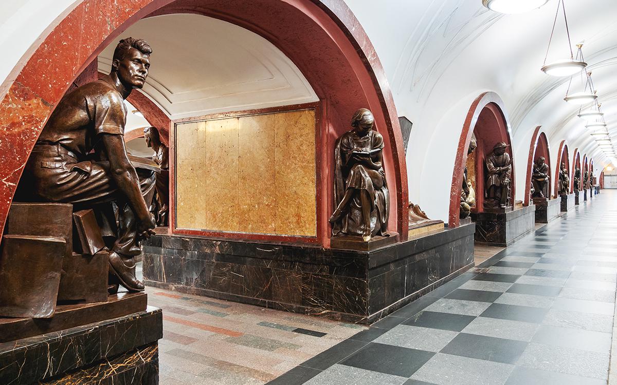 Вестибюль станции метро &laquo;Площадь Революции&raquo;