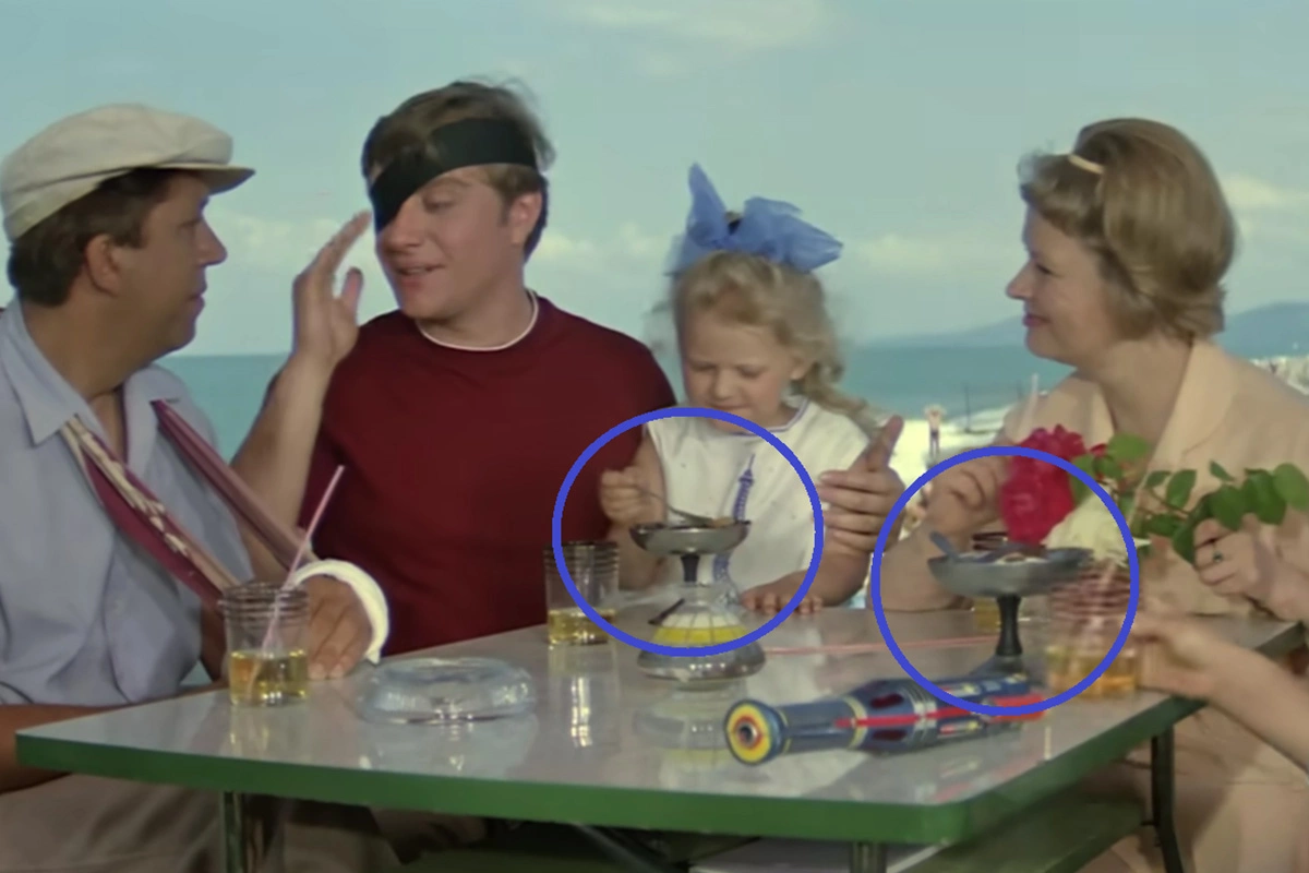 Вместо эскимо появилось мороженое в креманках. Кадр из фильма «Бриллиантовая рука» (1968), режиссер Леонид Гайдай