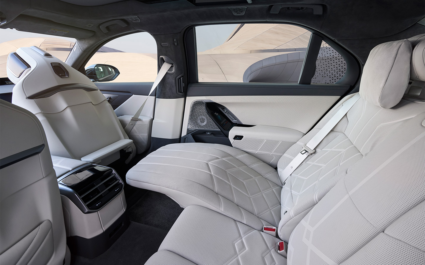 Для задних пассажиров BMW-7 Series также можно заказать сверхкомфортные задние&nbsp;сиденья&nbsp;Executive Lounge