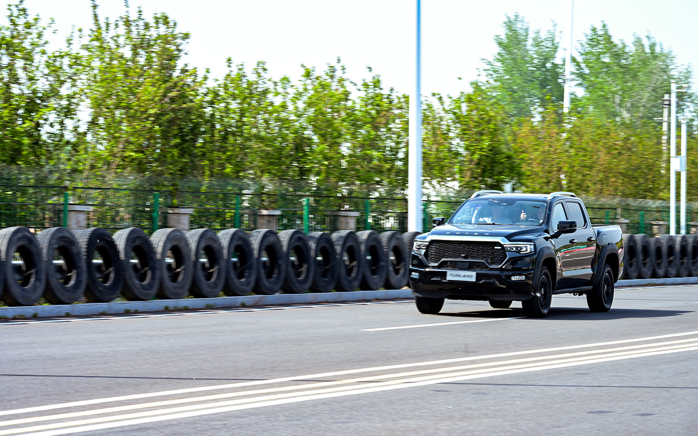 Foton Tunland V9 выглядит эффектно, но где-то мы это уже видели