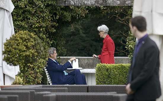 Госсекретарь США Джон Керри (в центре)  в перерыве между переговорами по ядерной программе Ирана, 2 апреля 2015 года