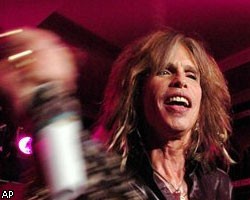 Вокалист группы Aerosmith попал в больницу, упав со сцены 