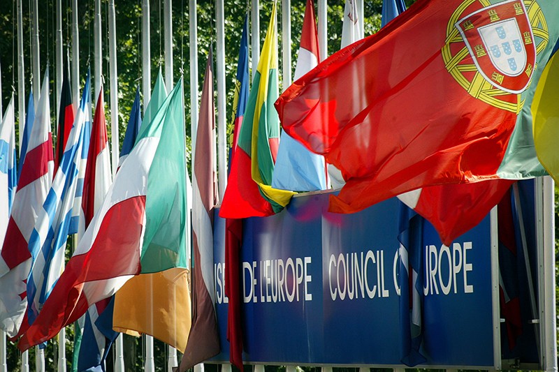 6 сентября Европейский Совет начал свое заседание с минуты молчания в память о погибших в Беслане. Флаги европейских стран перед зданием Европейского совета в Страсбурге были приспущены. 