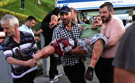 Раненый мужчина. 16 июля 2016 года, Стамбул


