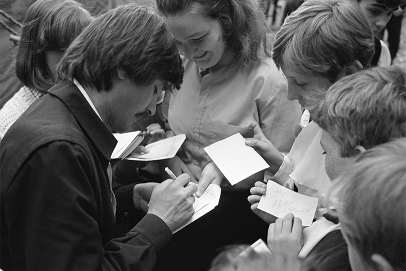 Александр Тиханович (слева) раздает автографы. 1986 год