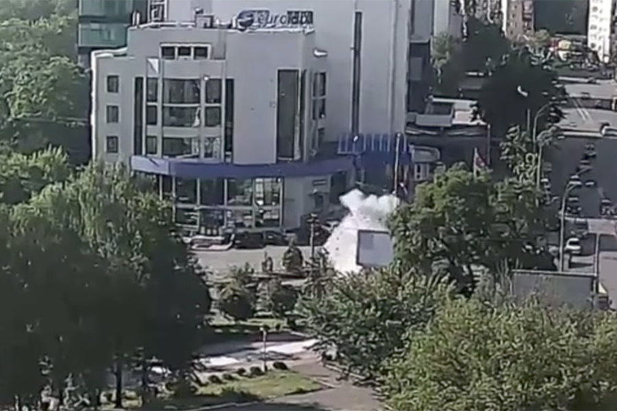 Момент взрыва автомобиля в Соломенском районе Киева. Утро 27 июня