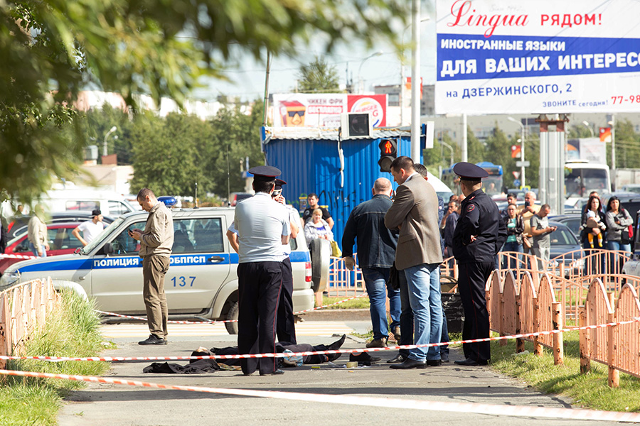 Сотрудники правоохранительных органов работают в центре города Сургута на месте, где неизвестный мужчина напал с ножом на людей и ранил несколько человек. Мужчина оказал сопротивление при задержании, в результате сотрудники полиции ликвидировали нападавшего. Пострадали восемь человек, все они госпитализированы.