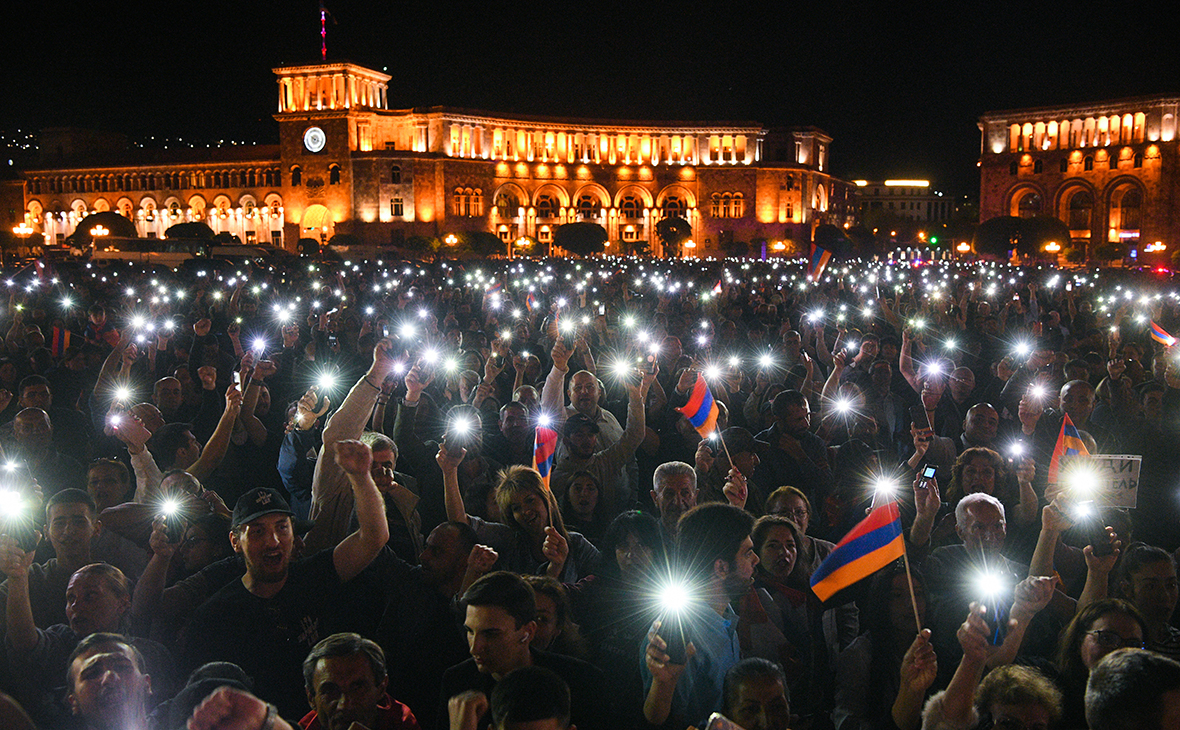Армения, Ереван. Участники митинга во время акции протеста