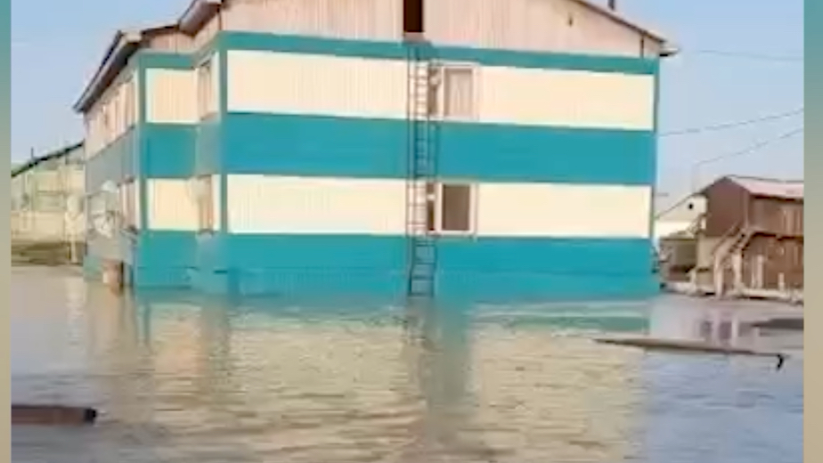 Город в Якутии, который затопило из-за прорыва дамбы. Видео