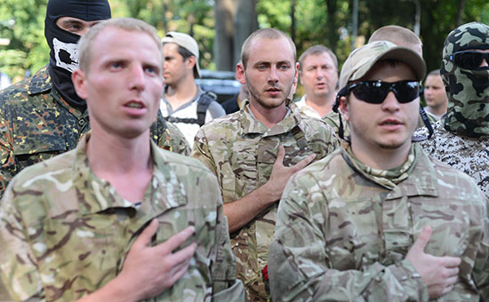 Бойцы батальона национальной гвардии «Шахтерск» в Киеве во время церемонии проводов спецподразделения в зону силовой операции киевских властей на востоке Украины, август 2014 г.