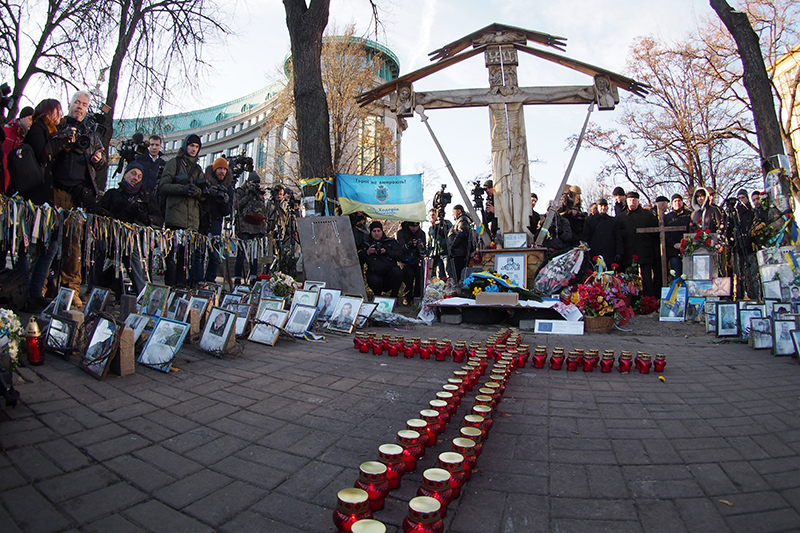 Киевляне во время памятных мероприятий, посвященных годовщине начала событий на Майдане на Институтской улице.