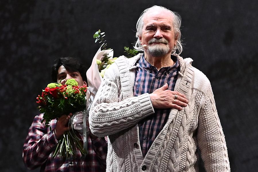 Никита Михалков выходит на поклон после&nbsp;спектакля по мотивам фильма &laquo;12&raquo; на исторической сцене Большого театра в рамках своего юбилейного творческого вечера, Москва, 2021 год