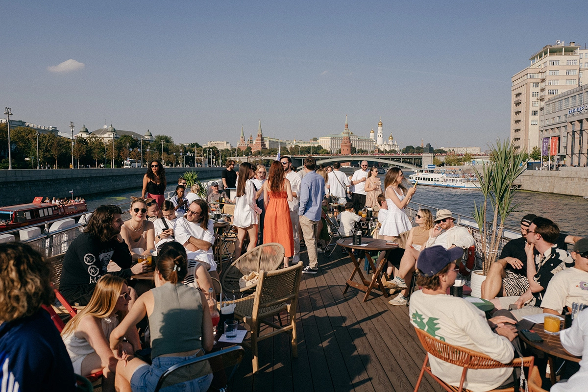 Тем, кто предпочитает городской комфорт, проект Cruise II by Kuznyahouse предлагает гастрономические путешествия по Москве-реке с меню от шеф-повара Руслана Закирова и коктейлями от Петра Барышникова