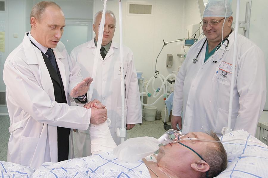 Председатель правительства России&nbsp;Владимир Путин (слева на первом плане) посетил в госпитале имени Бурденко командующего ВДВ России генерала-лейтенанта Владимира Шаманова (справа на первом плане), пострадавшего в ДТП под Тулой,&nbsp;2010 год