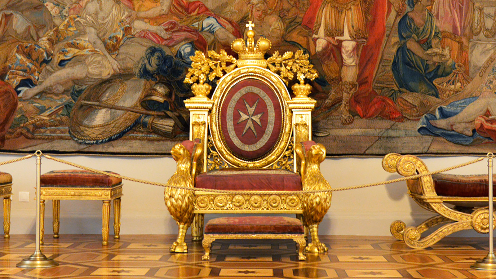 Эрмитаж потребовал ₽847 тыс. с посетителя, севшего на трон Павла I