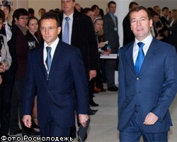 Д.Медведев посетил "Сколково" и вручил премии молодым ученым 