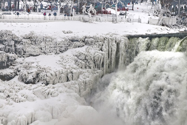 Аномальные холода заморозили Ниагарский водопад