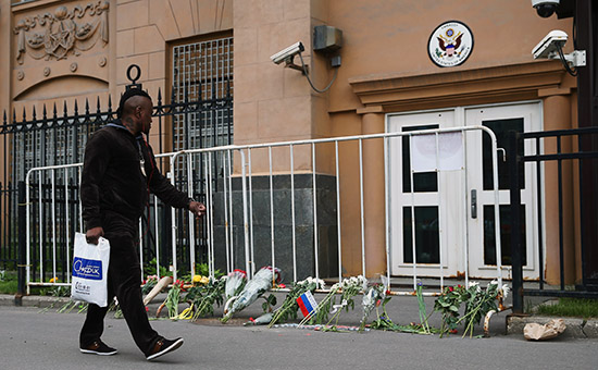Цветы у посольства США в&nbsp;Москве в&nbsp;память о&nbsp;жертвах нападения на&nbsp;ночной клуб американского города Орландо. 13 июня 2016 года


