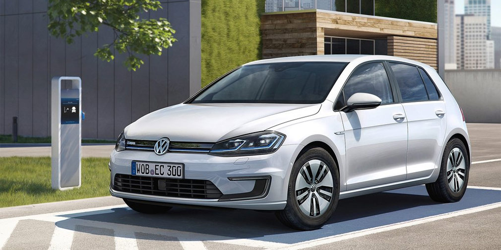 Volkswagen e-Golf

Электрическая версия популярного Volkswagen Golf сильно отстает от I-Pace по запасу хода, но все равно остается среди лучших &mdash; хэтч способен без подзарядки проехать 201 километр.
