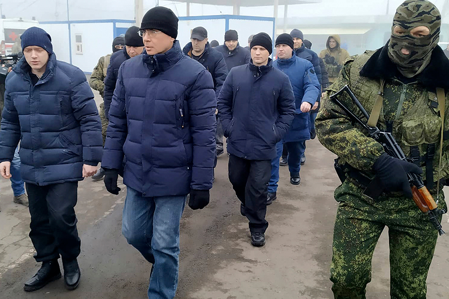 Военные самопровозглашенных республик сопровождают пленных, переданных Киевом
