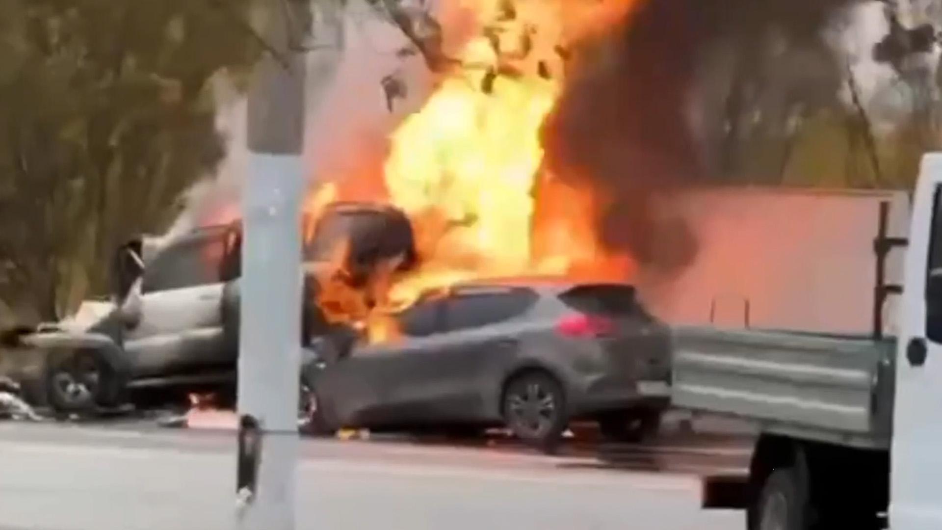 Два автомобиля загорелись в Москве. Видео