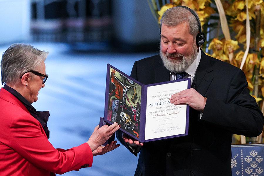 Председатель Норвежского нобелевского комитета Берит Рейсс-Андерсен и Дмитрий Муратов во время церемонии вручения Нобелевской премии мира,&nbsp;2021 год