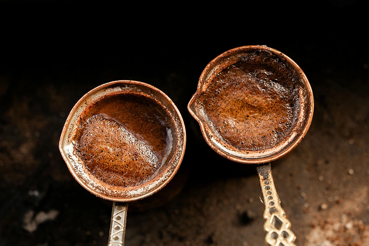 При варке кофе в турке кофе засыпают непосредственно в нее и заливают водой