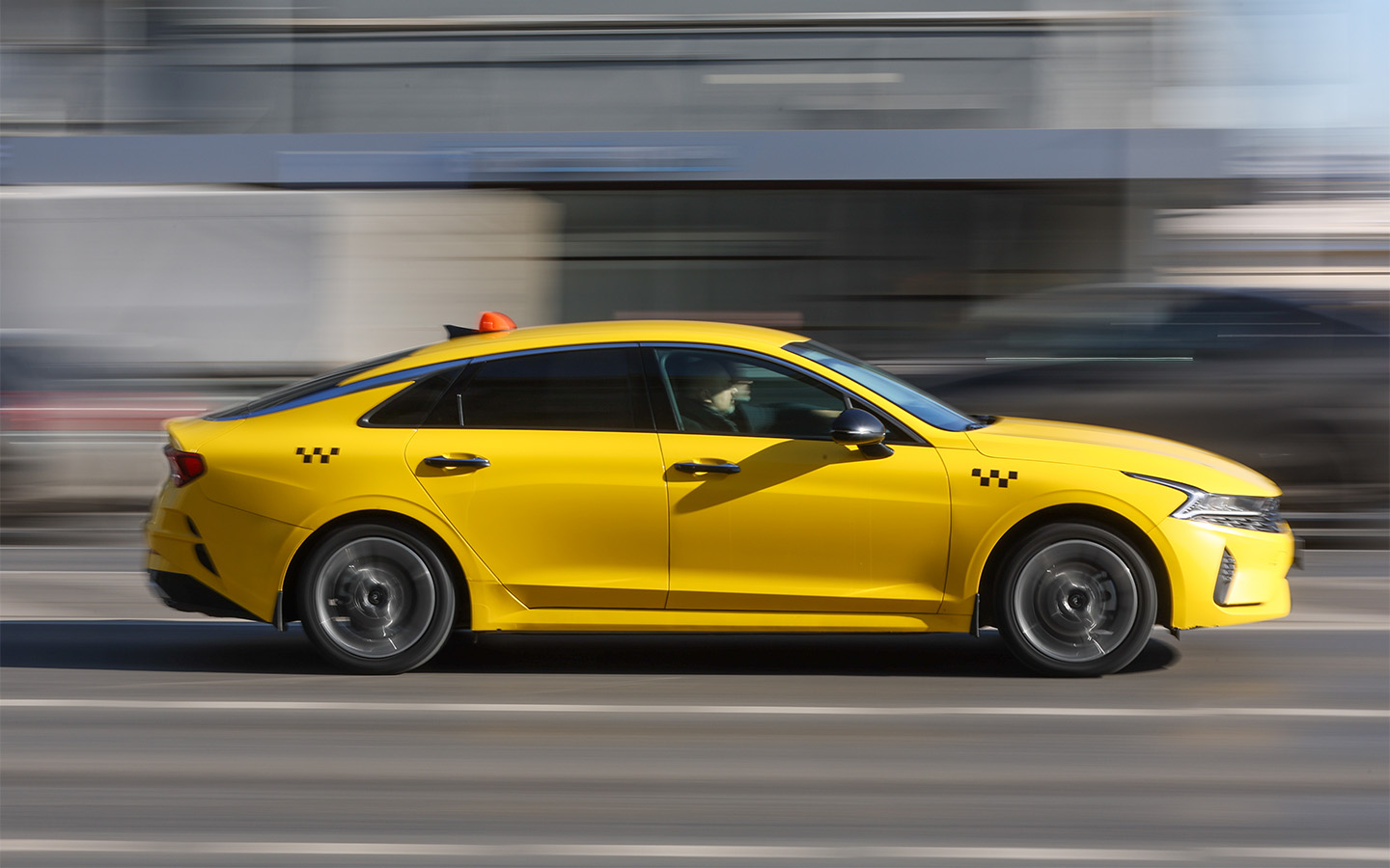 Для работы в такси требуется не менее трех лет стажа управления автомобилем