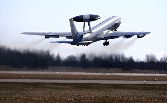 Авиакомплекс радиообнаружения (AWACS) НАТО на авиабазе Шауляй в Литве