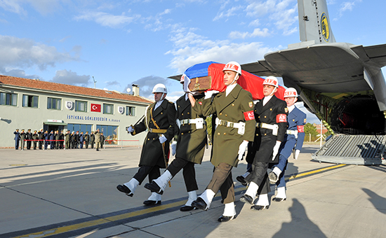 Передача тела российского пилота в ​аэропорту Эсенбога в Анкаре
