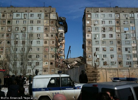 ЧП в Астрахани: из-за взрыва газа обрушился подъезд дома