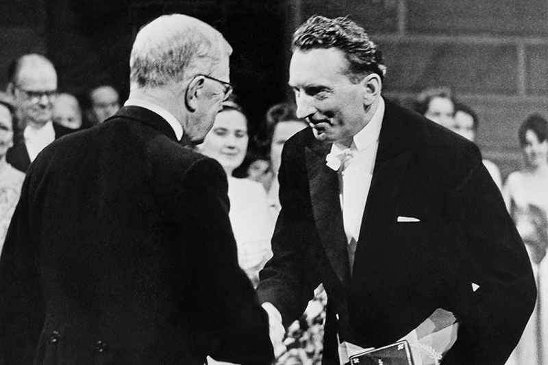 Король Швеции Густав VI Адольф (слева) вручает Нобелевскую премию русскому физику Александру Прохорову за&nbsp;фундаментальные работы по&nbsp;квантовой электронике



