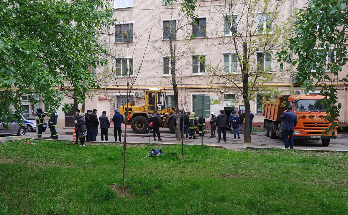Оперативные службы около жилого дома на шоссе Энтузиастов, где произошло обрушение перекрытий