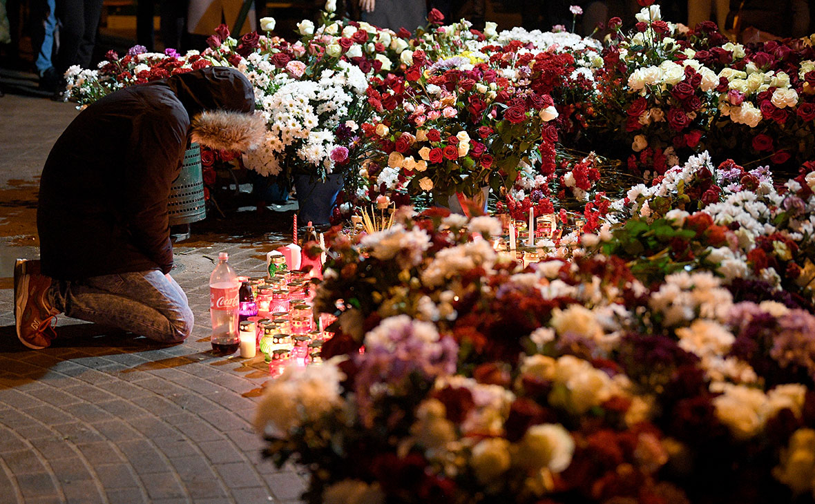 Цветы на акции памяти погибшего оппозиционного активиста Романа Бондаренко в Минске