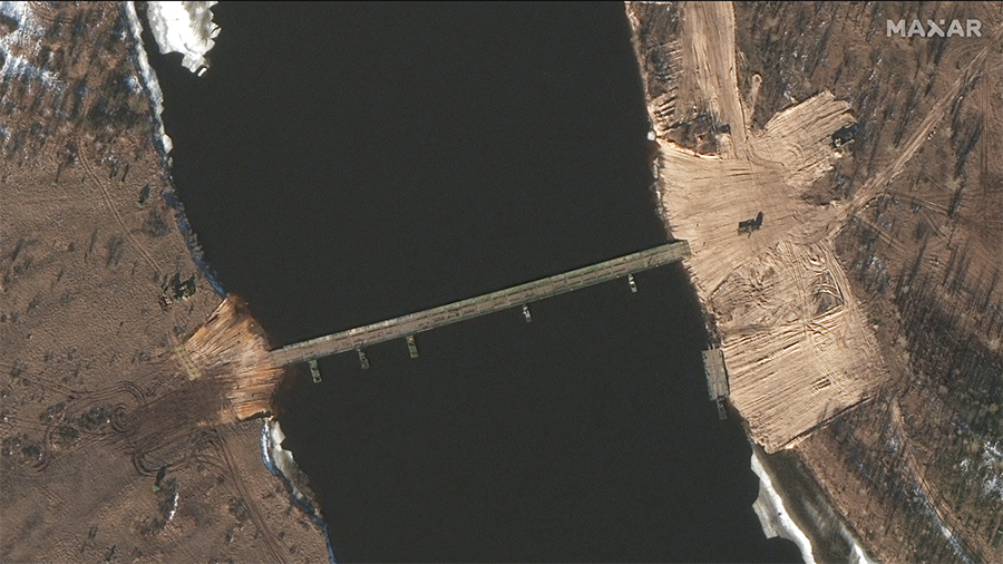 Понтонный мост, построенный через реку Припять, менее чем в четырех милях от белорусско-украинской границы.