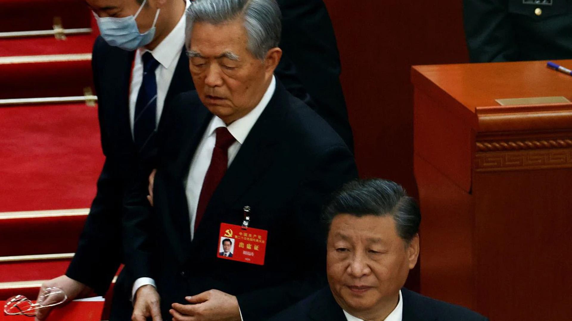 В Китае объяснили, почему бывшего главу страны вывели со съезда компартии