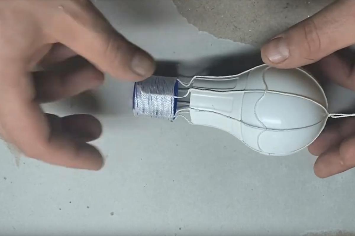 Как сделать новогодний воздушный шар из лампочки