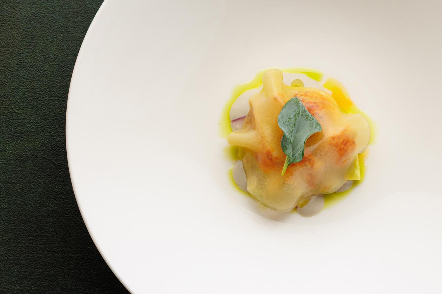 Салат из омара с зеленым яблоком, авокадо и устричным майонезом