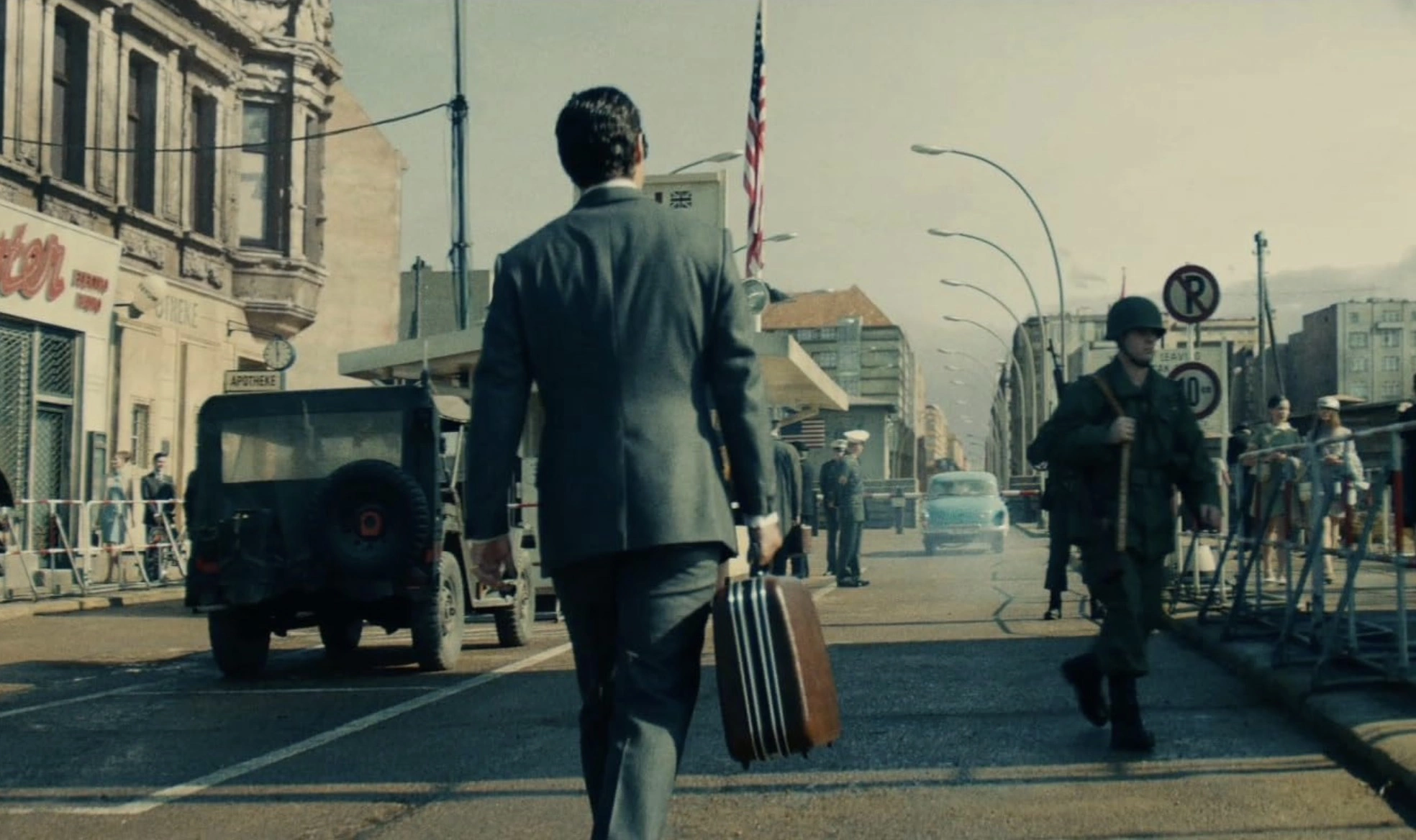 Кадр из открывающей сцены фильма «Агенты А.Н.К.Л.» (2015)