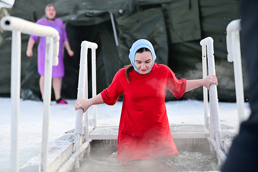 Около 14% экономически активных россиян решили окунуться в прорубь на праздник Крещения, говорится в исследовании SuperJob. В опросе участвовали 1600 респондентов из всех округов страны.