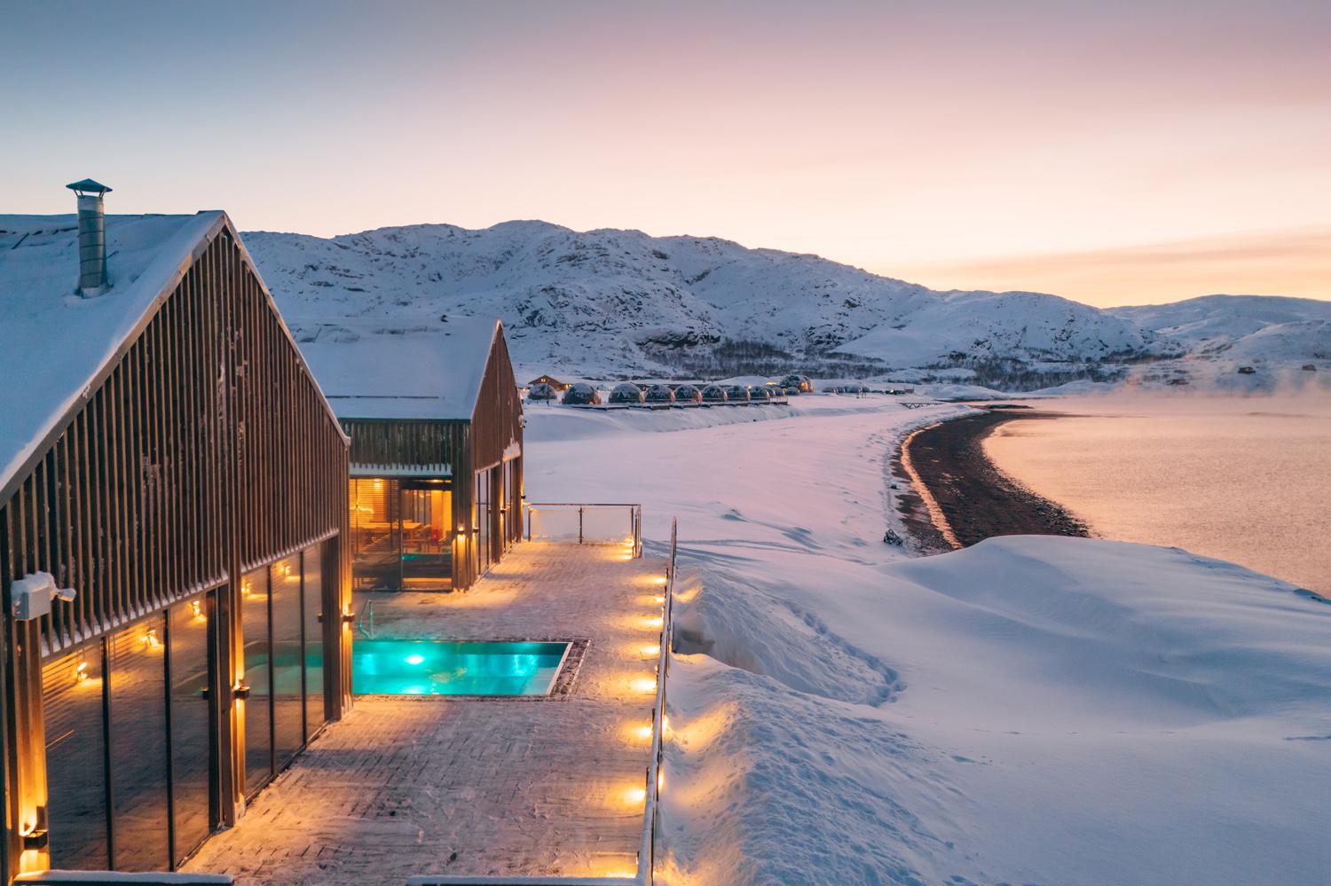 Чек-ин: «Китовый берег», где северное сияние видно из кровати