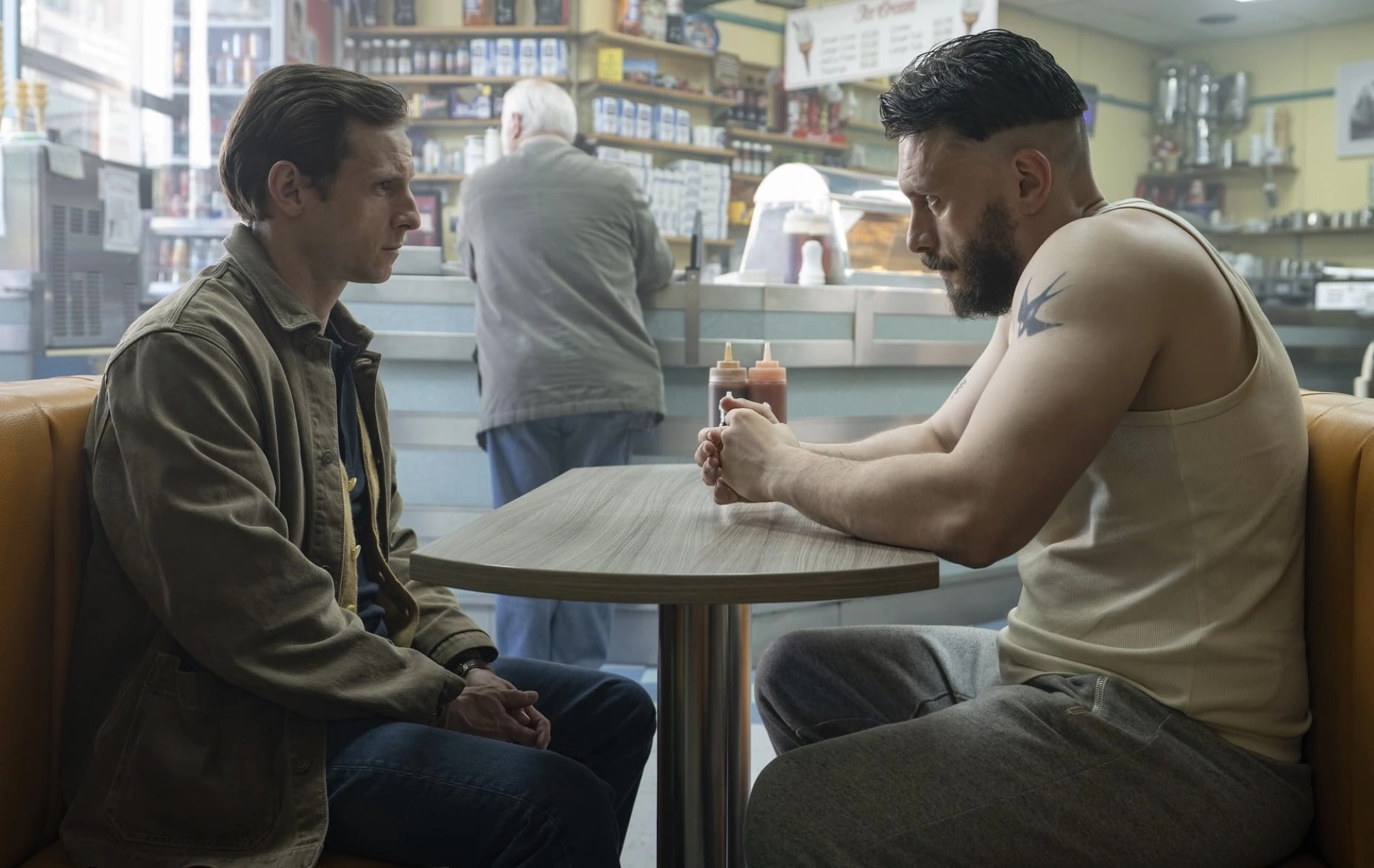 Кадр из сериала «Получеловек»
