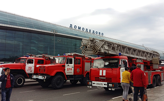 Пожарная техника у здания аэровокзала Домодедово, где&nbsp;рано утром произошло возгорание в&nbsp;багажном терминале