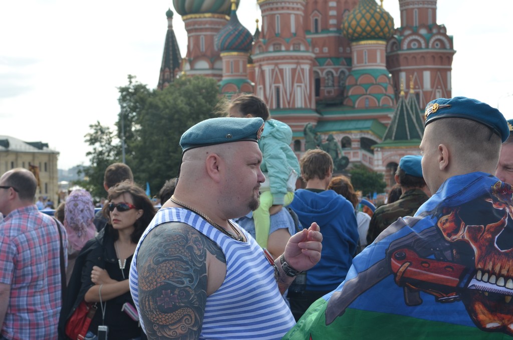 День ВДВ начался с молебна у Кремля и резиновых уточек