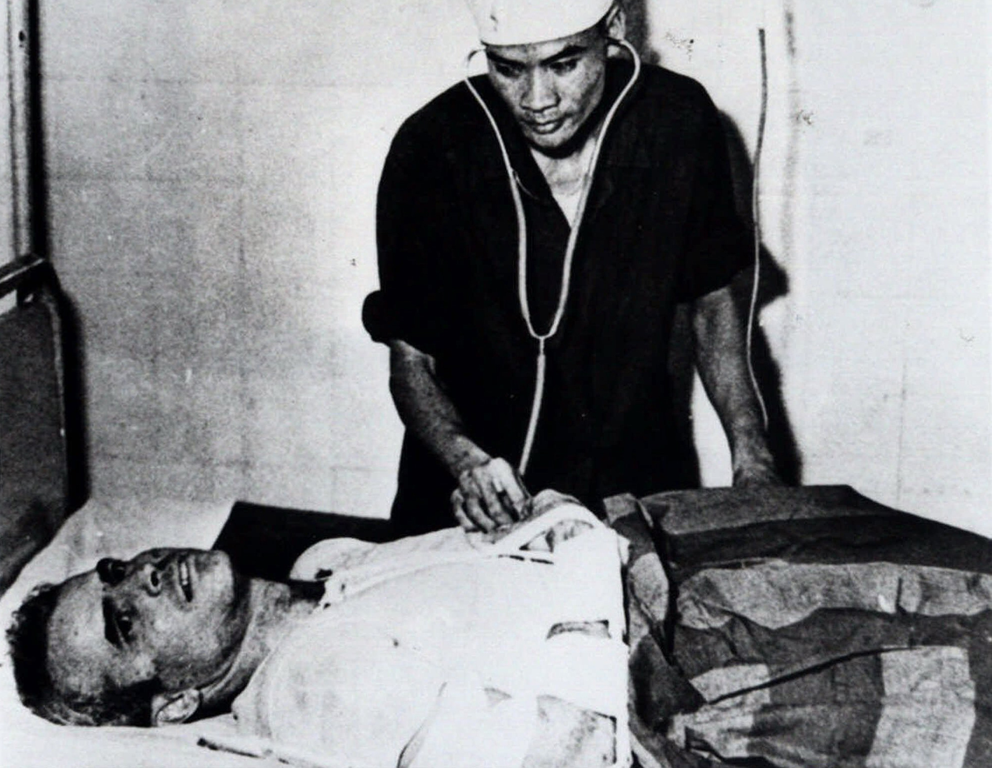 После пленения в 1967 году&nbsp;Маккейна направляют в госпиталь в Ханой