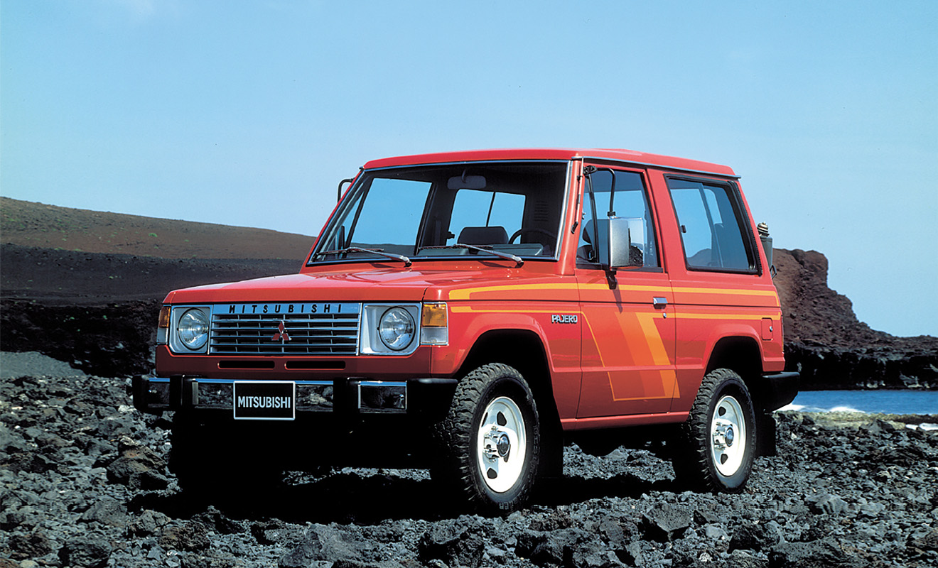 Товарный Mitsubishi Pajero первого поколения был представлен в Токио осенью 1981 года. Внедорожник с трехдверным кузовом получил рамную конструкцию, рессорную заднюю подвеску, полный привод с жестко подключаемым передним мостом и понижающим рядом, а также линейку бензиновых и дизельных агрегатов.

