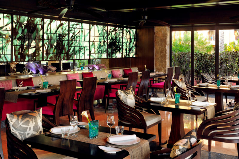 Ресторан Eauzone в отеле Arabian Court, One&amp;Only Royal Mirage (Дубай)