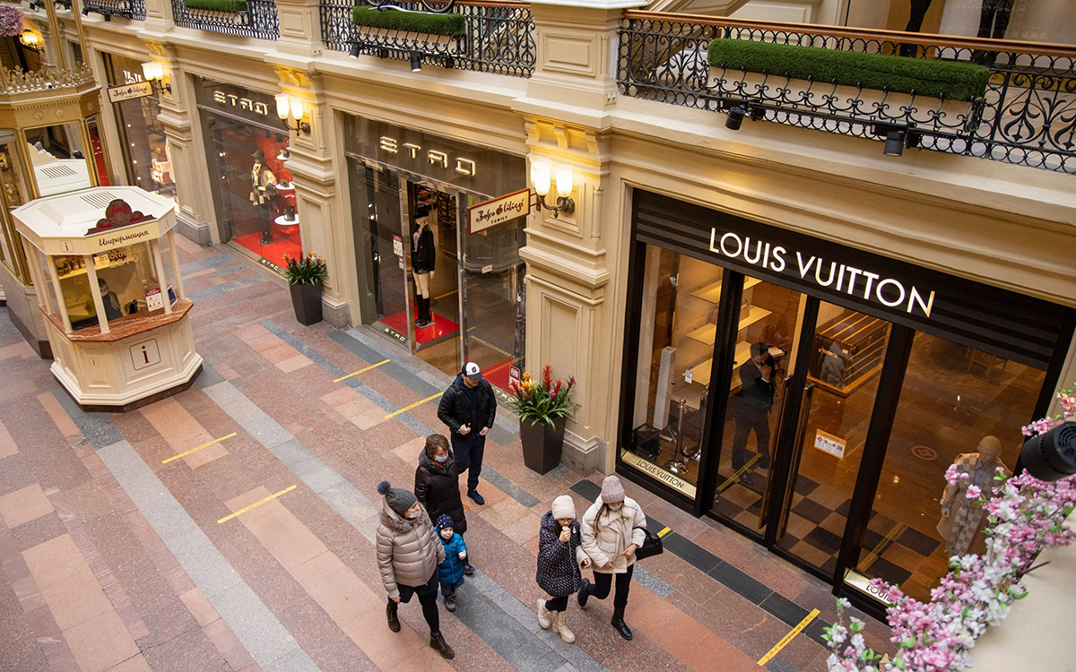 Владельцы Louis Vuitton и Сhanel на время закроют магазины в России