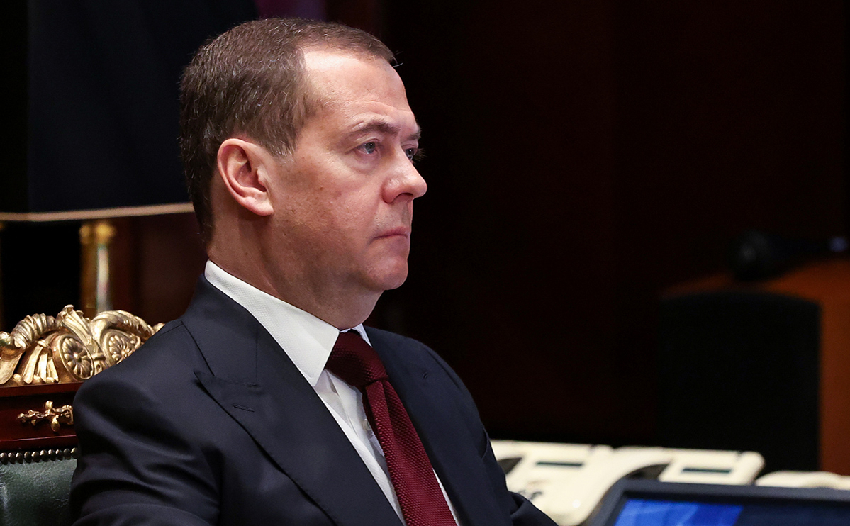 Медведев предсказал голод, эпидемии и кризисы из-за санкций против России"/>













